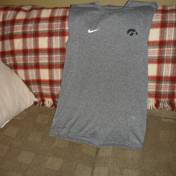 New Iowa Hawkeyes Sleeveless Nike Dri-Fit Shirts - Go Hawks !! - Iowa Hawkeyes ! - Picture 1 of 7